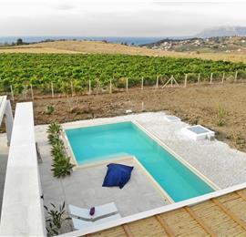 2 bedroom villa with infinity pool, near Alcamo, sleeps 4-5